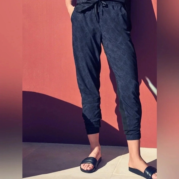 Athleta Brooklyn Jogger Dark Blue Python Snake Print Athletic Pants Size 8 - Picture 1 of 10